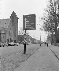 857495 Afbeelding van een wegwijzer aan de Amsterdamsestraatweg te Utrecht, ter hoogte van het Julianapark, met links ...